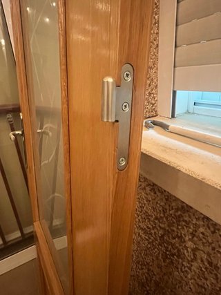 Puertas de madera con cristal y manilla