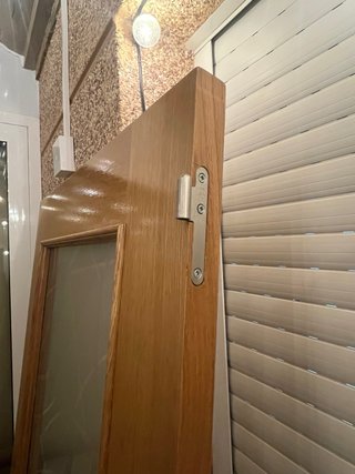 Puertas de madera con cristal y manilla