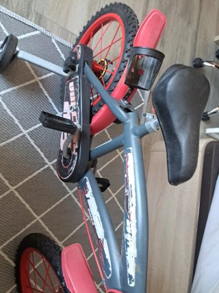 Bicicleta infantil con ruedines
