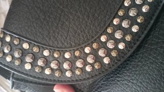 Bolso negro con tachuelas