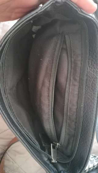 Bolso negro con tachuelas