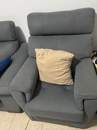 Sofá de 2 plazas y 2 sillones de color gris