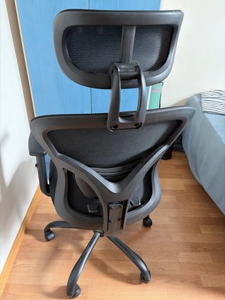 Silla de oficina ergonómica negra con reposo lomba