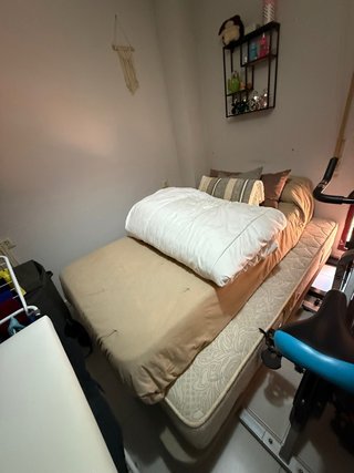 Cama individual beige y blanca de 90 cm mas canape