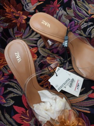 Tacones de Zara invitada