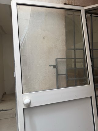 Puerta de aluminio blanca