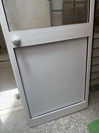 Puerta de aluminio blanca