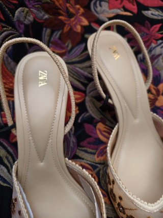 Tacones Zara Beige y Dorado