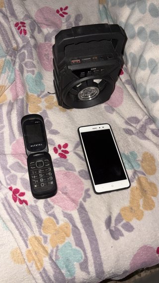 Altavoz Bluetooth y 2 Móviles