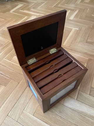 Caja Porta Fotos de madera, marca Pórtico