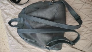 Mochila azul marino con detalle V