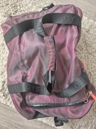Bolsa de deporte Oysho morada y negra