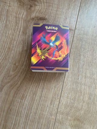 Caja metálica Pokémon + 350 cartas