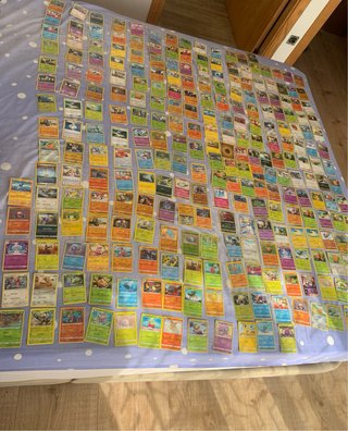 Caja metálica Pokémon + 350 cartas