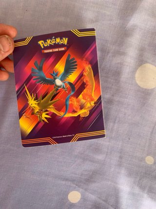 Caja metálica Pokémon + 350 cartas