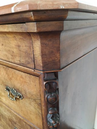 Antigua cómoda de madera