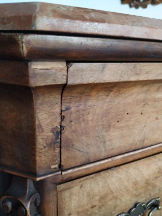 Antigua cómoda de madera