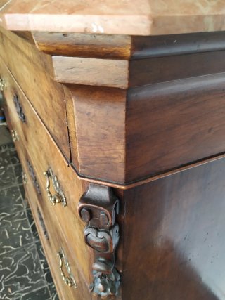 Antigua cómoda de madera