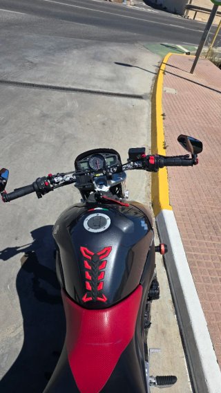 Suzuki GSR600 Naked Negra/Roja