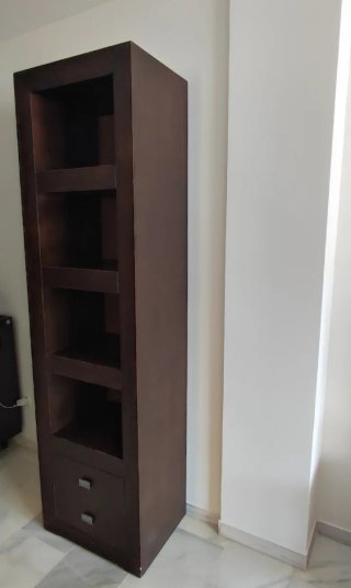 Estantería de madera oscura.