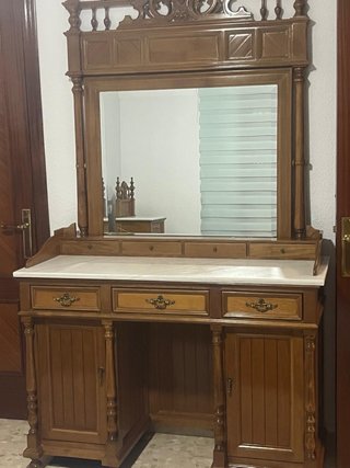 Tocador de madera con espejo y mármol