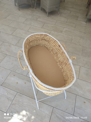 Moisés de mimbre con soporte