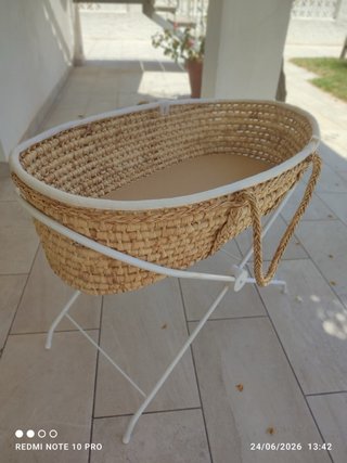 Moisés de mimbre con soporte