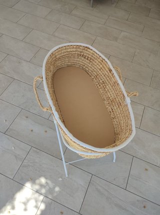 Moisés de mimbre con soporte