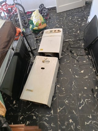 Lote de monitores y cables