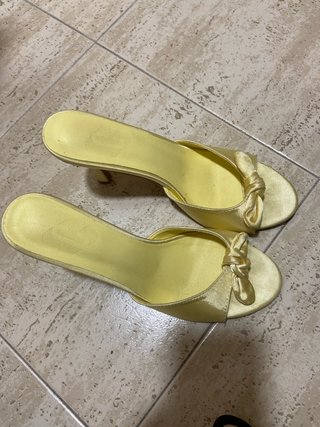 Zapatos de tacón amarillos con lazo