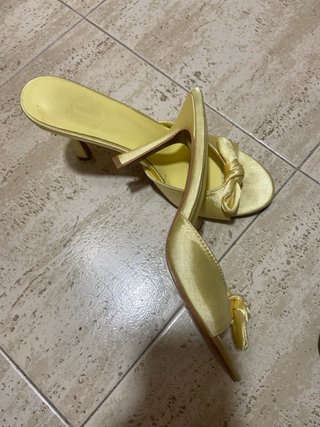 Zapatos de tacón amarillos con lazo