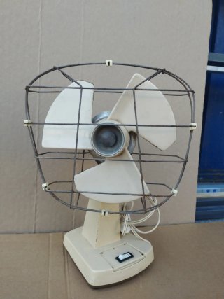 Ventilador de mesa beige y negro