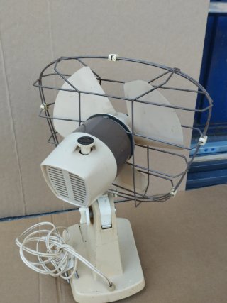 Ventilador de mesa beige y negro