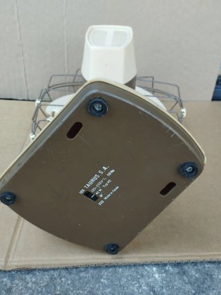 Ventilador de mesa beige y negro