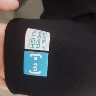 Traje de neopreno buceo azul y negro.