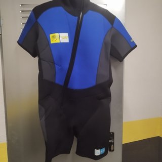 Traje de neopreno buceo azul y negro.
