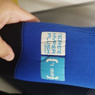 Traje de neopreno buceo azul y negro.