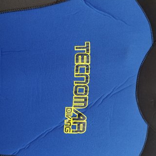 Traje de neopreno buceo azul y negro.