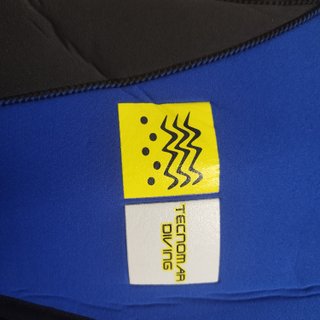 Traje de neopreno buceo azul y negro.