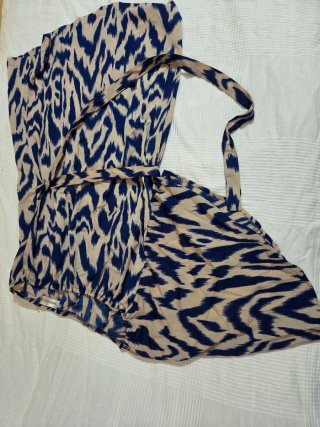 Blusa hombro único estampado animal print