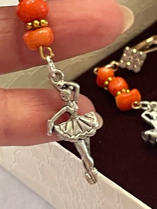 Orecchini corallo e ballerine