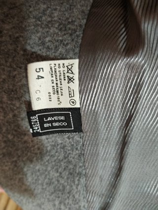 Abrigo gris de botonadura sencilla