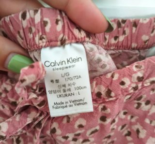 Pantalón Calvin Klein. Animal print.