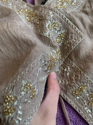 Top beige con detalles dorados
