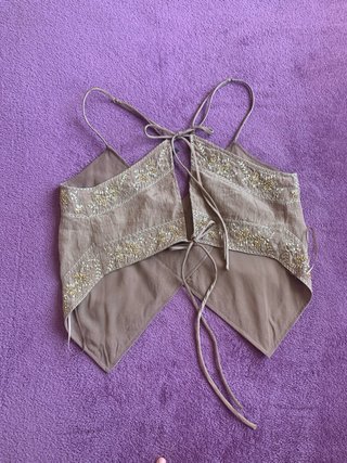 Top beige con detalles dorados
