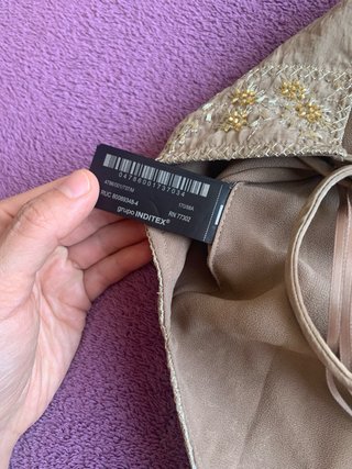 Top beige con detalles dorados