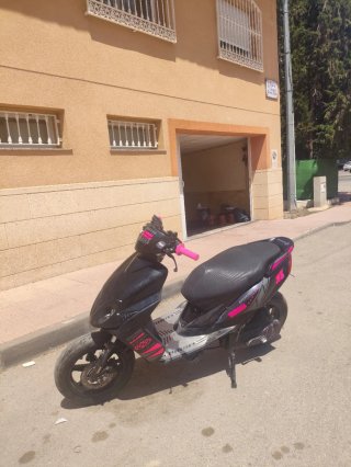 Yamaha Jog RR Negra y Rosa