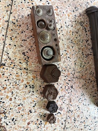 Lote básculas y pesas antiguas