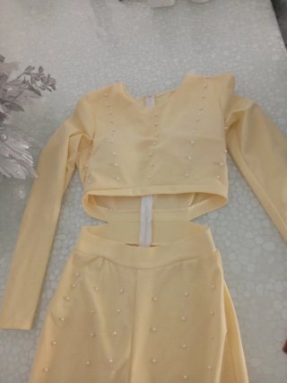 Mono  amarollo con perlas blancas  muy bonito