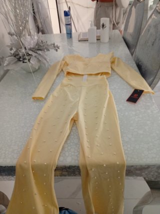 Mono  amarollo con perlas blancas  muy bonito